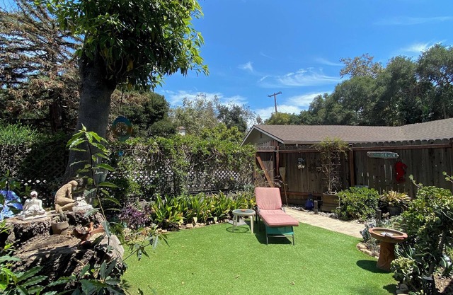 Private quiet cottage best for 2-3, no worries pet friendly