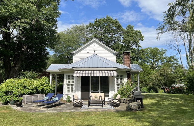 -Private renovated farmhouse along the Hudson surrounded by State Park Land
