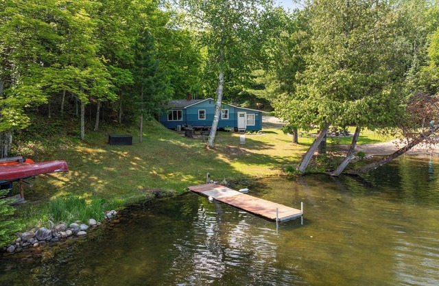 Private Resort Style Cabin - Three bedroom, One Bath, Unique Bunkhouse and Private Beach