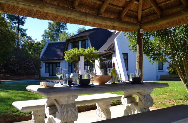 Beautiful 'Thatched' House/1/2 acre. Pool, sunken fire pit, gym. beach /wineries