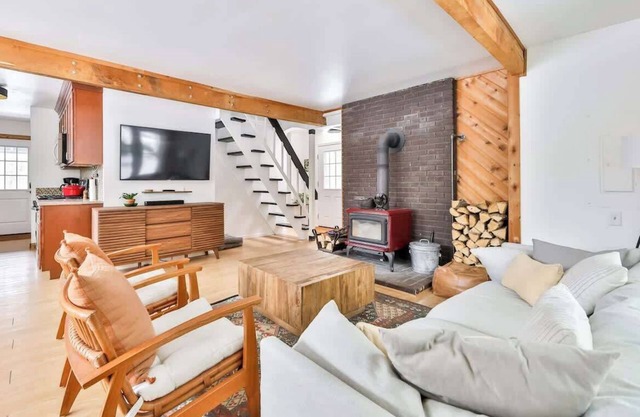 Private Retreat Minutes from Town & Both Mountains