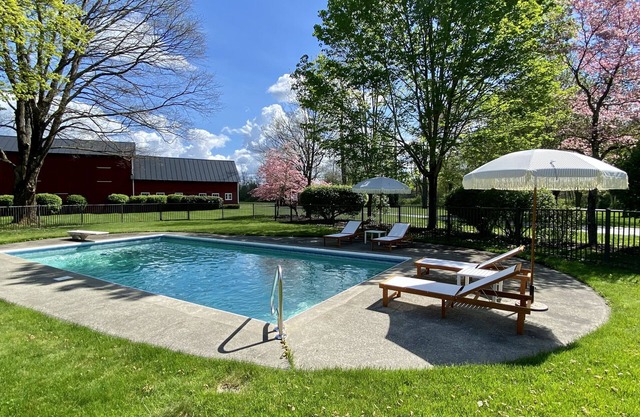 Private retreat on 12 acres w hot tub and bbq