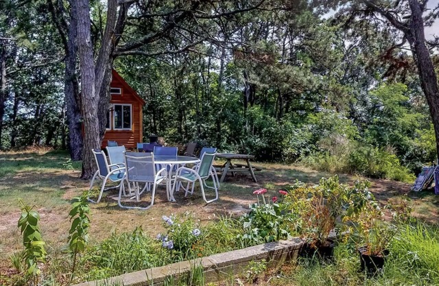 Private retreat, sleeps 10, walk to ocean beach