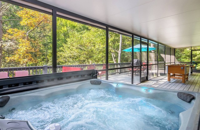 Private River Access! 5 minutes to town, Hot tub, Games, Dog Friendly, firepit