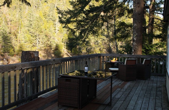 Privates Haus am Fluss mit Deck am schönen Smith River - Nordküste, Ca