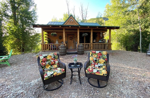 Private Riverfront Hygge Cabin