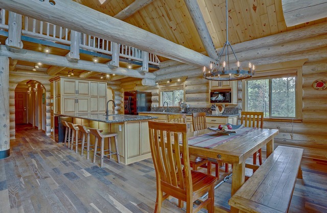 Private Riverfront Log Cabin Retreat auf 1. 5 Acres, angrenzend an den National Forest