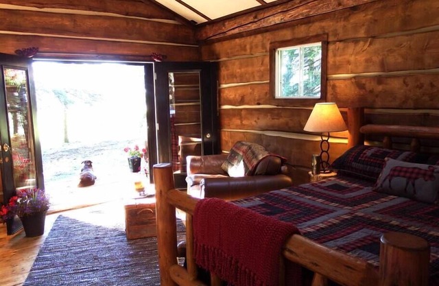 Private Romantic Retreat in our Cozy Rustic Cabin