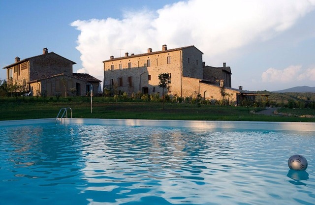 Privatzimmer in einem kleinen mittelalterlichen Dorf mit Pool zwischen Florenz und Siena