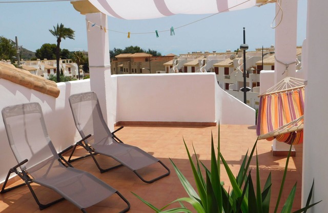 Dachgeschoss, private Dachterrasse, A / C, gratis WiFi, Pool, Garage, Aussicht, Strand zu Fuß erreichbar