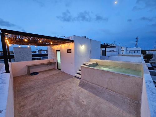 Private roof top pool. Great house for families.