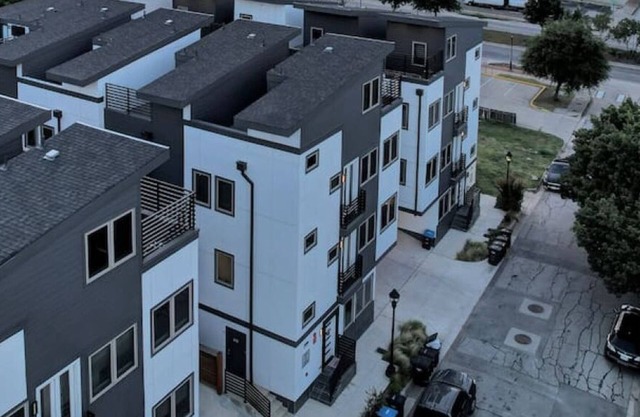 Private Rooftop Patio+ Luxury 4 Story Home in FW