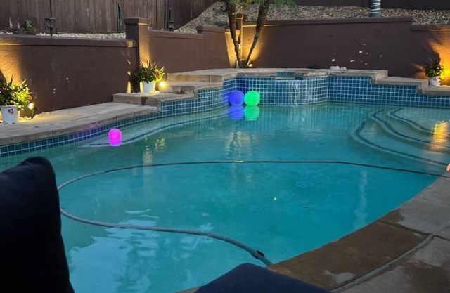 Private Room available in 3 bedroom house with Pool and Jacuzzi