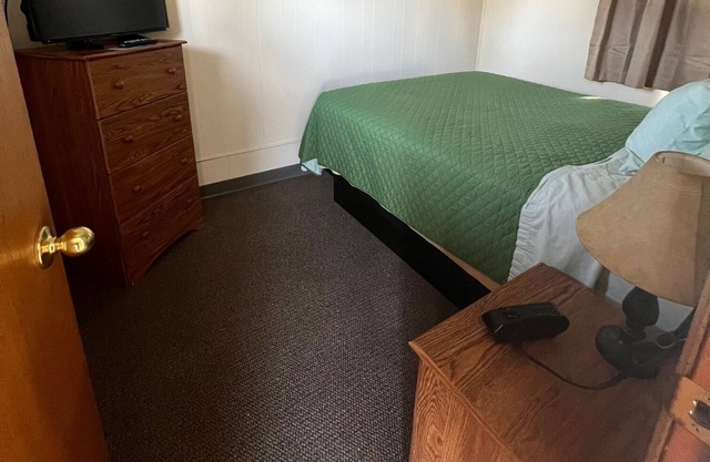 Private Room + Bath in Nostalgic Motel Overlooking Lake Onalaska