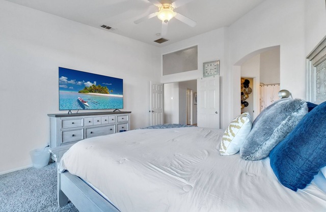 Private room/bathroom. Enjoy this beautiful view!