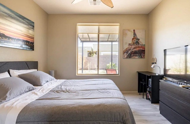 Private room by South Mountain