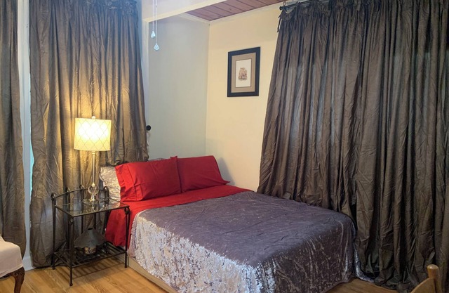 Private Room in Serene Lake House. Peaceful Stay with Nature Views, Near City.