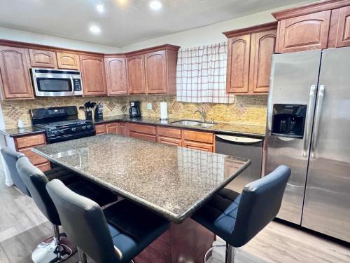 Private Room in Spacious 4 BR Home for Professionals & Teams