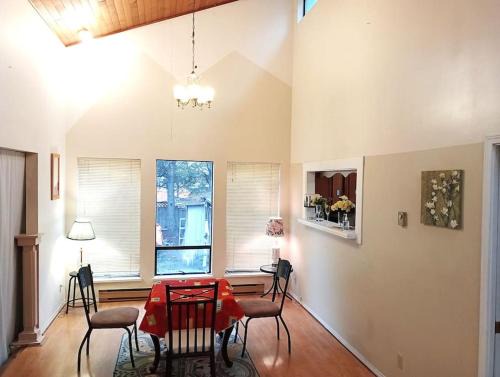 Private Room near Town Centre, Restaurants, Shopping & Bus to Skytrain F2