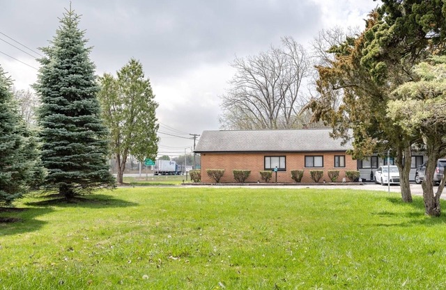 Private Room w/ Bath & Kitchen Access in Brownstown