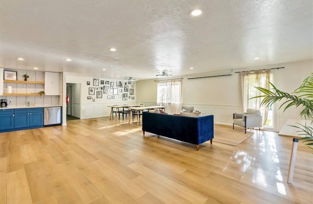 Private Room w/own Bathroom, Quiet Neighborhood!