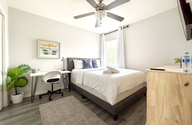 Private Room w/wifi & minutes to I-75