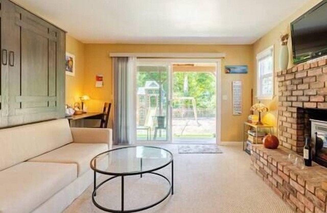 Private Room:walk/bike to Redwoods; 3 min to beach