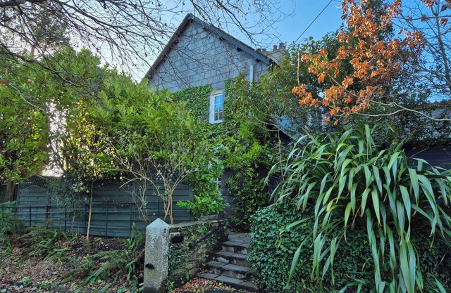 PRIVATE ROOM WITH OWN ENTRANCE IN A LOVELY OLD COTTAGE DOWN A QUIET LEAFY LANE