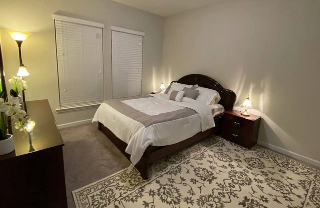 Private Room with private bath and private parking
