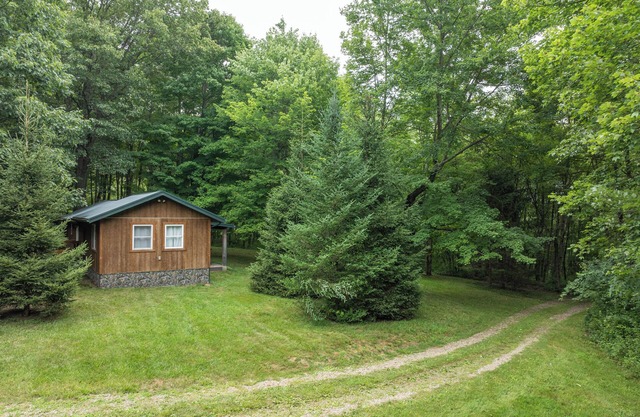 Private, rural, Amish Country, sleeps 4