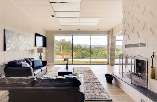 Private Saltwater Pool: Mtn-View Copperhill Home