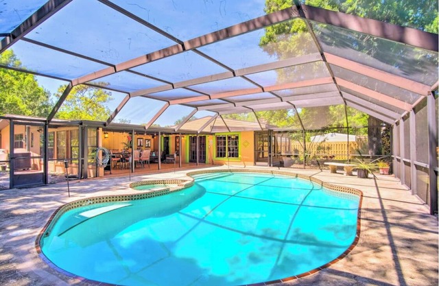 Private Saltwater Pool, Close to Beaches. Lush, Cozy, Music Retreat!