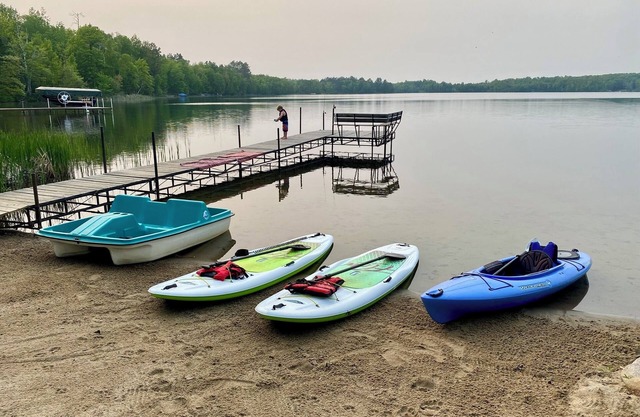 Private sand beach, screen porch, spacious rooms, paddle boards and more!