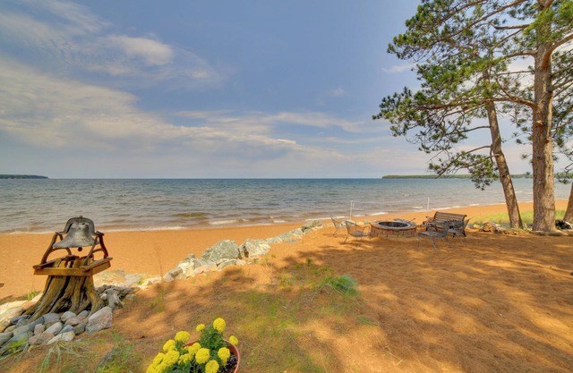 Private Sandy Beach: Lake Superior Group Retreat
