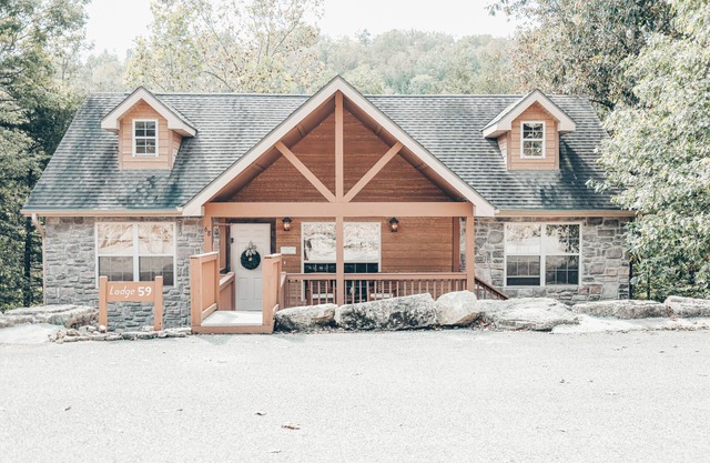 Private Secluded Cabin, Across from Silver Dollar