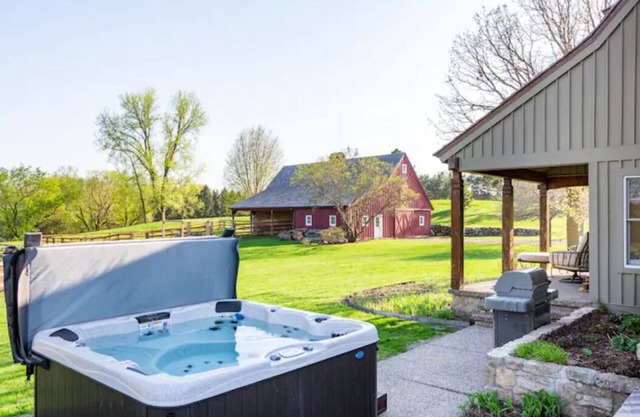 Private secluded home on 40 acres 3 miles from downtown Stillwater with hot tub