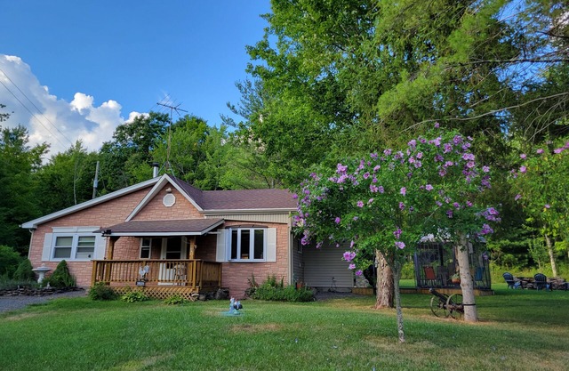 Private Secluded Mountain View Cottage w/ Pond 15 minutes to Windham