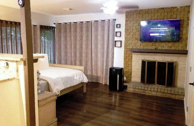 Private Separate Entry Guest Suite Close To Everything