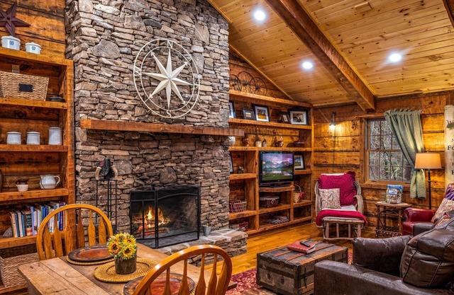 Charming & Private Mountain Cabin Near the Park with Pool and Fitness Access
