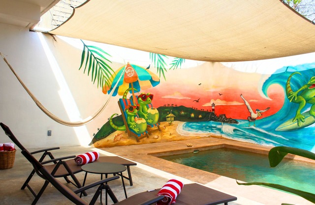 Private setting - Steps to Beach and Market - King beds - Pet friendly!