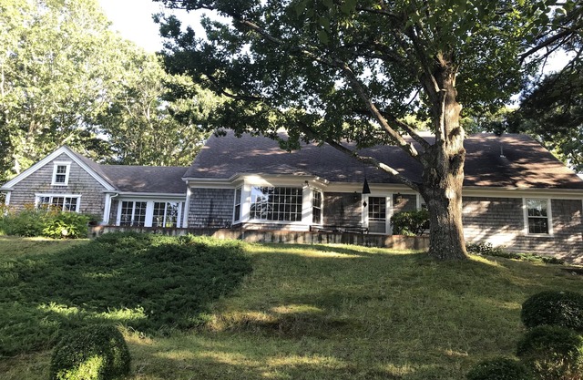 Klassisches Weinberghaus in der Nähe von Vineyard Haven mit Zugang zum Privatstrand