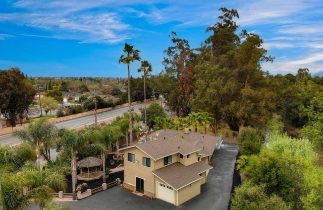 Private Spacious 2 houses 5bd/4ba, lots of parking