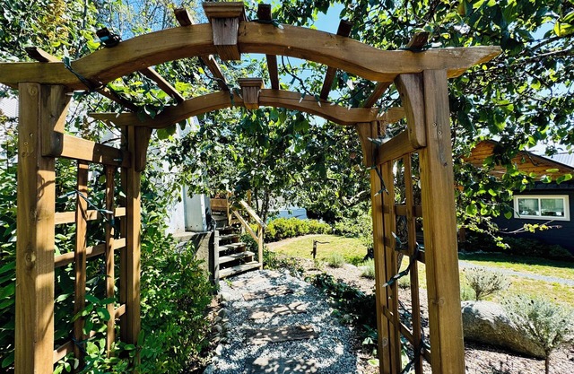 Private studio, beach access, hot tub, storm watching pet friendly - Heron Suite