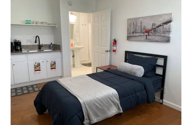 Private Studio/Downtown/Free Washer/Dryer/Fast Wi-Fi