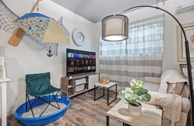 Private Studio in Citrus Heights w/parking + Laundry