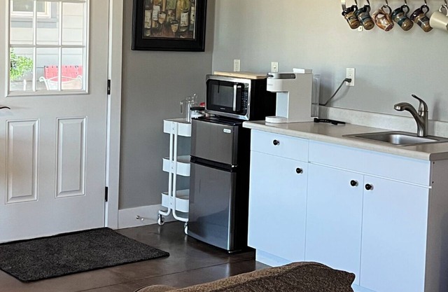 Private Studio in Beautiful Mendocino County.nVineyard Views, near Wineries/Lake