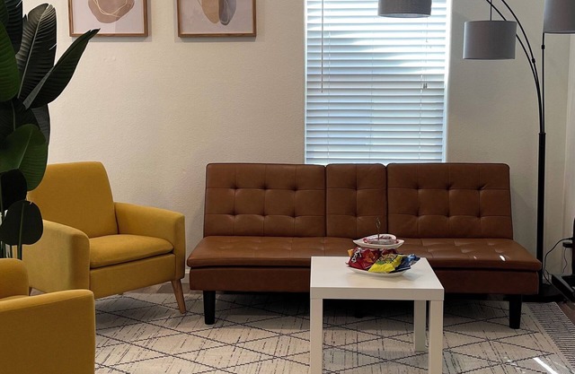 Private studio luxury sleeps 5 WiFi Min to DT Sac, Airport, UC Davis Med