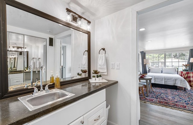 Private Suite by USF/Ybor—Huge shower, Fast Wi-fi