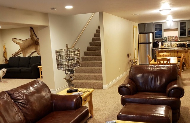 Private suite just a short walk to Missouri River.