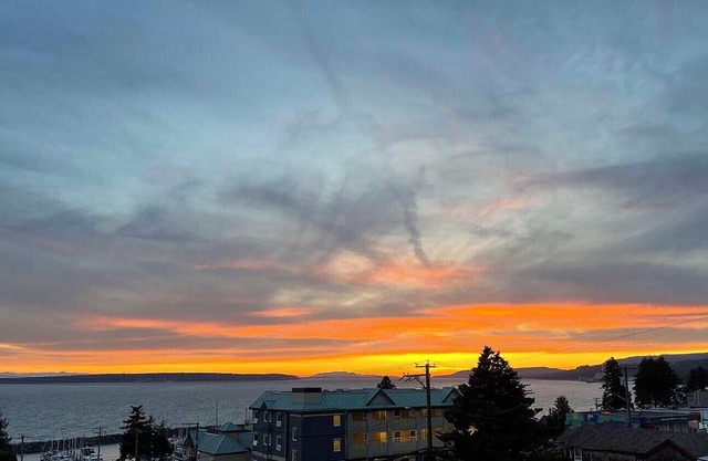 Private suite steps away from the ferry and some of Powell River's best dining.